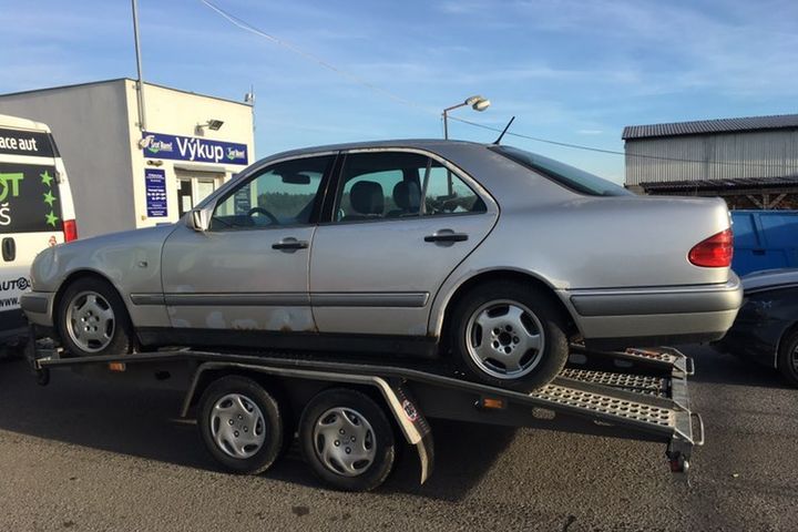 MERCEDES-BENZ E220